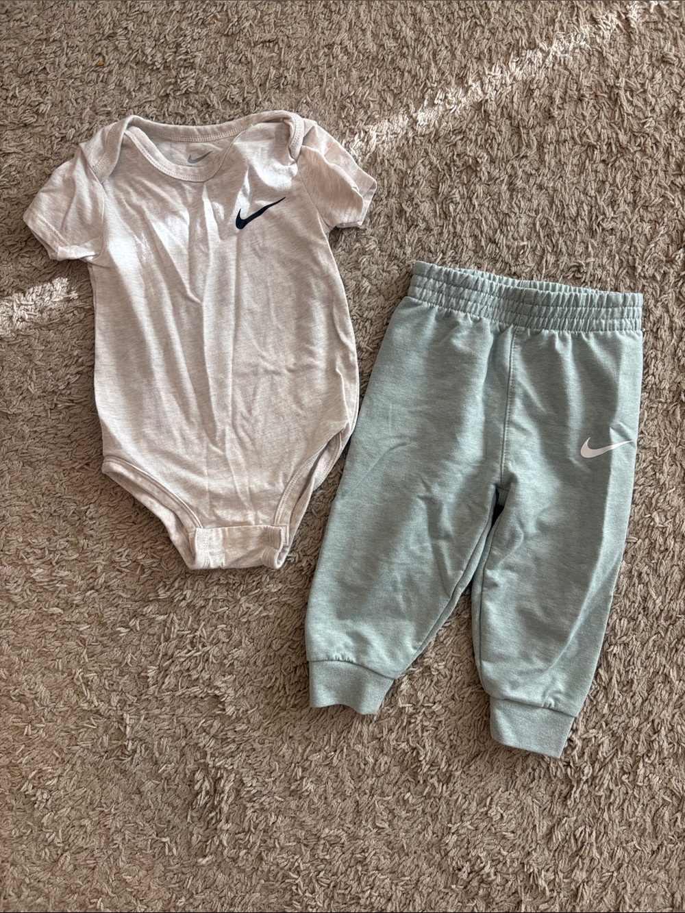 Nike Baby One-Piece Bodysuit and Joggers Set in Beige & Mint. Size 12 mos. BNWOT